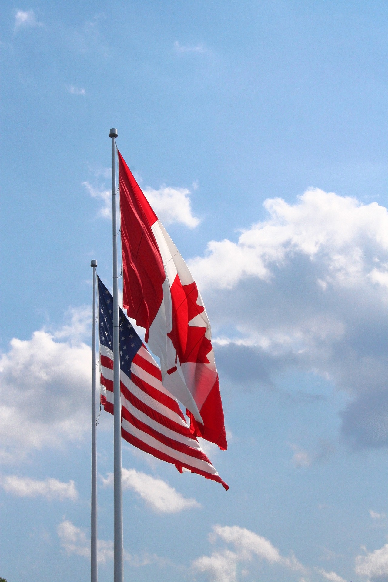 chapay-canadian-2711155_1920 US and Canada flags